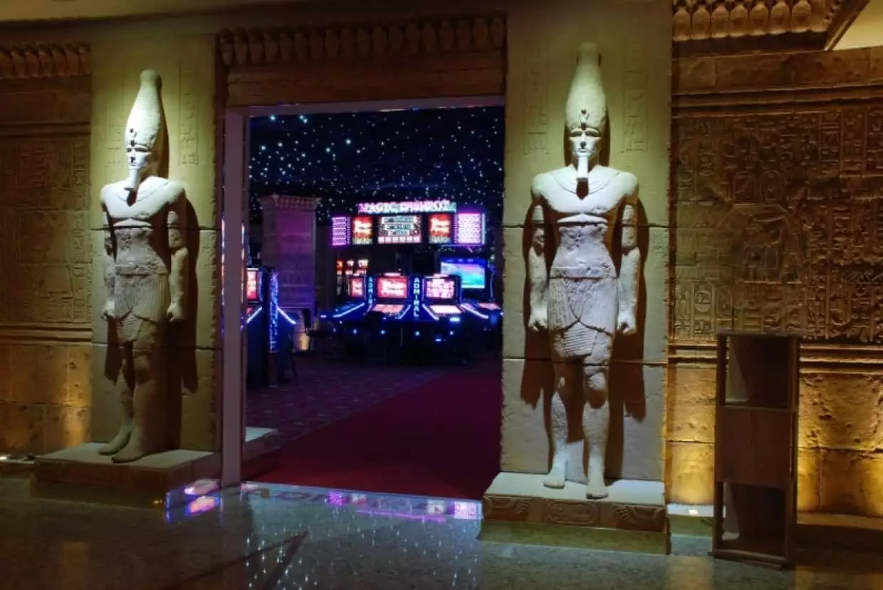 Medzi navštevované Admiral pobočky patrí aj herňa Grand Casino Admiral v Bratislave. Vychutnajte si zaujímavé egyptské prostredie a množstvo výherných automatov.
