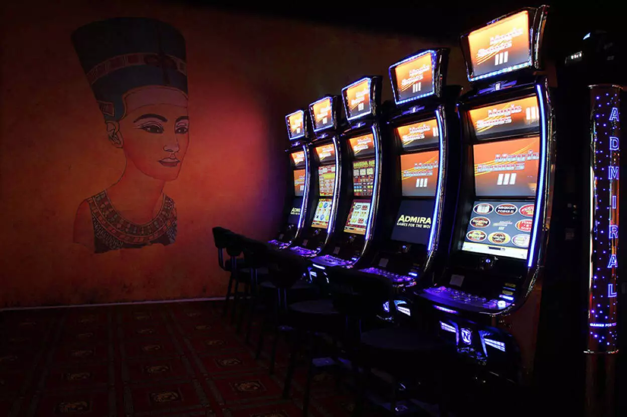 Medzi Admiral pobočky patrí aj Casino ADMIRAL Nitra. Herňa prináša fascinujúci zážitok vďaka širokej ponuke hier, skvelej atmosfére a zaujímavému interiéru.